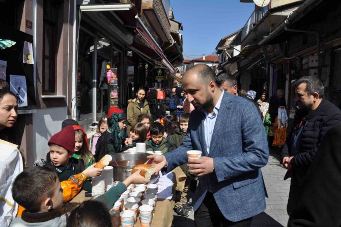Minikler Çanakkale Şehitlerinin Son Yemek Menüsünü Dağıttı