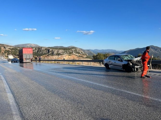 Burdur-antalya Karayolunda Kamyon İle Otomobil Çarpıştı: 1 Yaralı