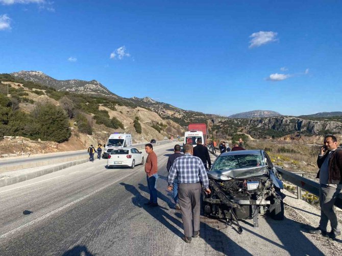 Burdur-antalya Karayolunda Kamyon İle Otomobil Çarpıştı: 1 Yaralı