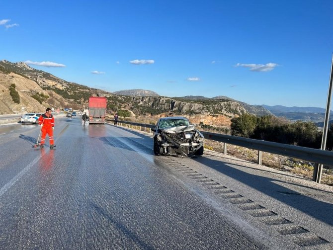 Burdur-antalya Karayolunda Kamyon İle Otomobil Çarpıştı: 1 Yaralı