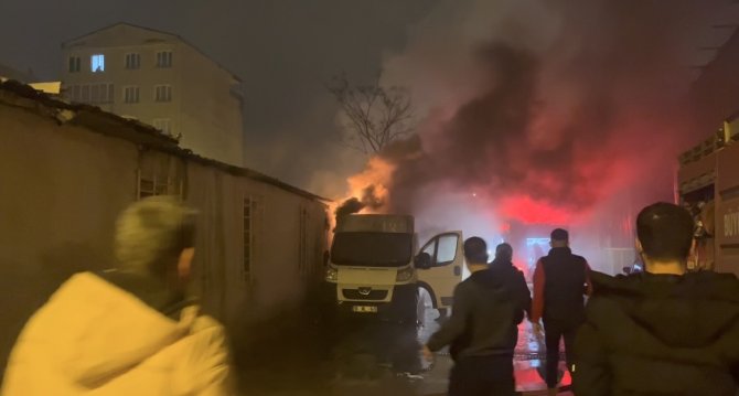 Hurdalık Alanda Çıkan Yangın Hortum Deposuna Sıçradı, 2 Araç Kullanılamaz Hale Geldi