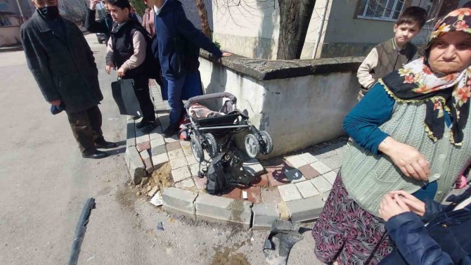 Bursa’da Kontrolden Çıkan Araç Dehşet Saçtı : 3 Yaralı