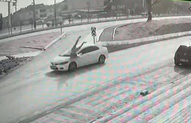 Otomobilin Çarptığı Kadın Böyle Havalandı