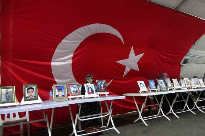 Ailelerin Evlat Nöbeti Kararlılıkla Devam Ediyor