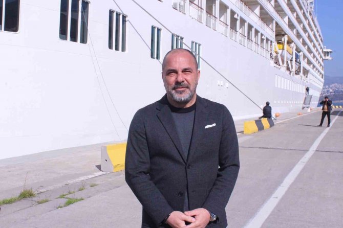 İ̇zmir’e Yılın İlk Gemisi Geldi