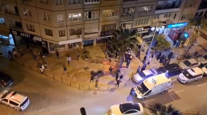 Kimseye Aldırmadan Birbirlerini Acımasızsa Bıçakladılar