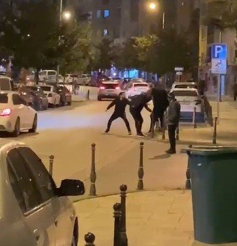 Kimseye Aldırmadan Birbirlerini Acımasızsa Bıçakladılar