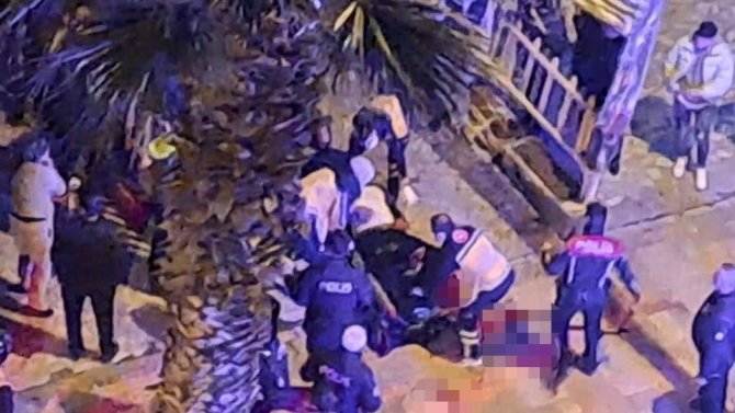 Kimseye Aldırmadan Birbirlerini Acımasızsa Bıçakladılar