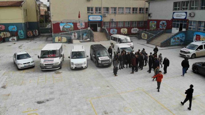 Depremzedeler Çadırlarda Yardım Toplayıp Selzedelere Götürdü