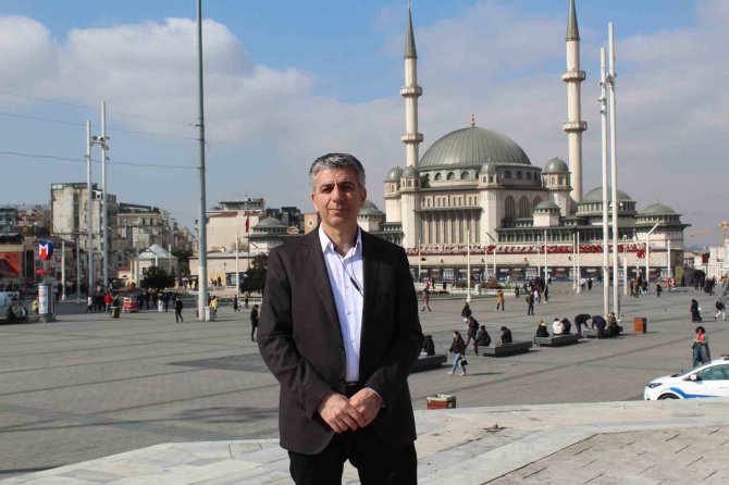 Taksim Camii’nin Dijital Mahyası Asıldı