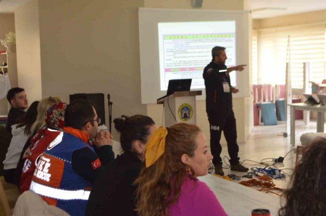 Umke Ve Öğretmenlere ’Doğada Hayatta Kalma’ Eğitimi