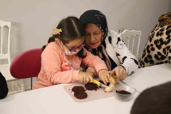 Yaşlı Bireyler Torunlarıyla Buluştu Mutfakta Hünerlerini Sergiledi