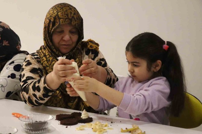 Yaşlı Bireyler Torunlarıyla Buluştu Mutfakta Hünerlerini Sergiledi