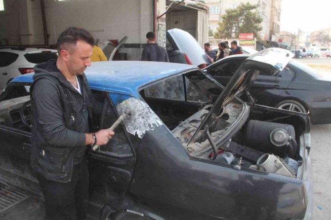 Kaporta Ustasından Örnek Davranış: Depremzedelerin Araçlarını Ücretsiz Tamir Ediyor