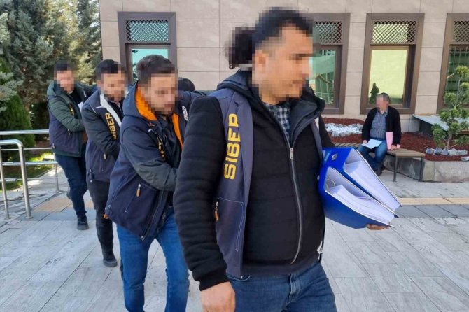 Sanal Dolandırıcılar Polise Yakalandı