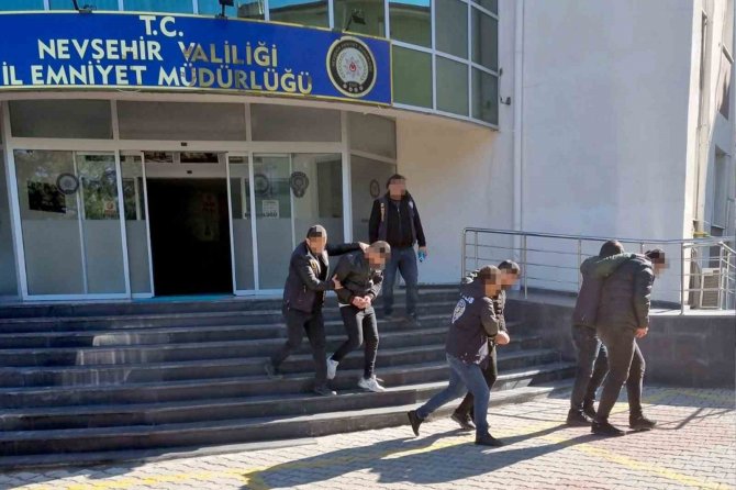 Sanal Dolandırıcılar Polise Yakalandı