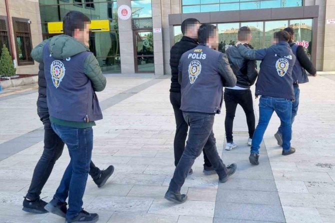 Sanal Dolandırıcılar Polise Yakalandı