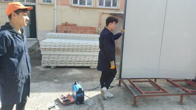 Öğrenci Ve Öğretmenler Afet Bölgesine Yaptıkları 48 Adet Seyyar Tuvalet Ve Duşu Gönderdiler