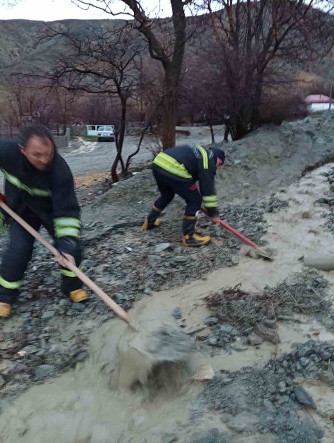 Erzincan’da Sağanak Sonrası Su Taşkını Oluştu