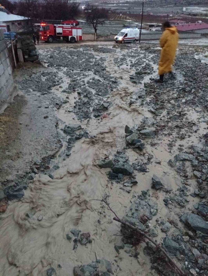 Erzincan’da Sağanak Sonrası Su Taşkını Oluştu