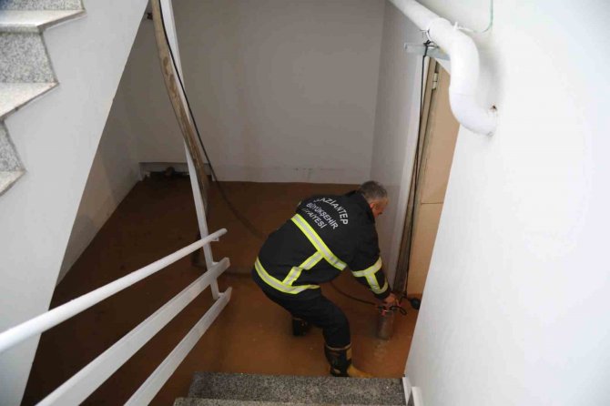 Büyükşehir, Su Baskınına Anında Müdahale Etti