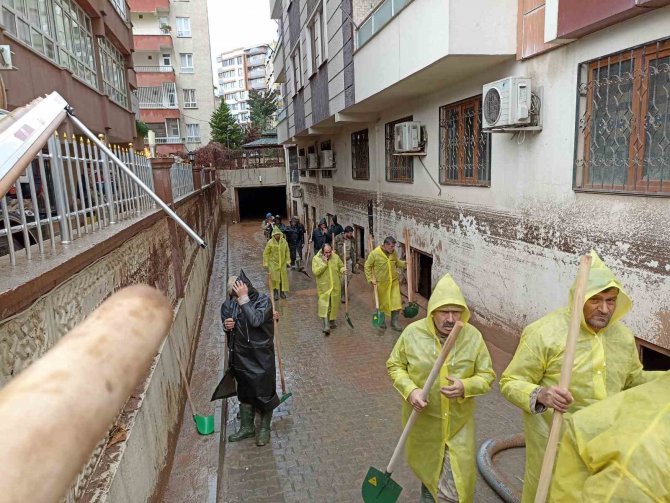 Batman’dan Şanlıurfa’ya Giden Korucular, Çamur Deryasına Dönen Ev Ve İş Yerlerini Temizliyor