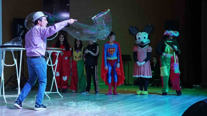 Gönüllü Öğretmenlerden Depremzede Çocuklar İçin Tiyatro Gösterisi