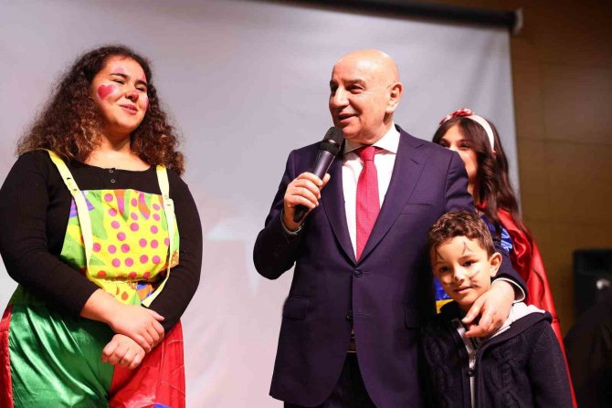 Gönüllü Öğretmenlerden Depremzede Çocuklar İçin Tiyatro Gösterisi