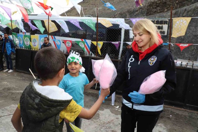 Hdp’nin Nevruz Kutlamasına Katılan Çocuklara Polisten Pamuk Şekeri İkramı