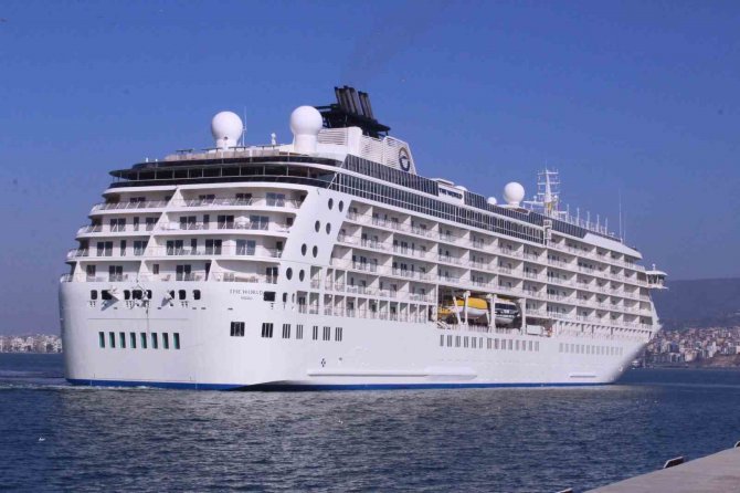 İ̇zmir’e Yılın İlk Gemisi Geldi