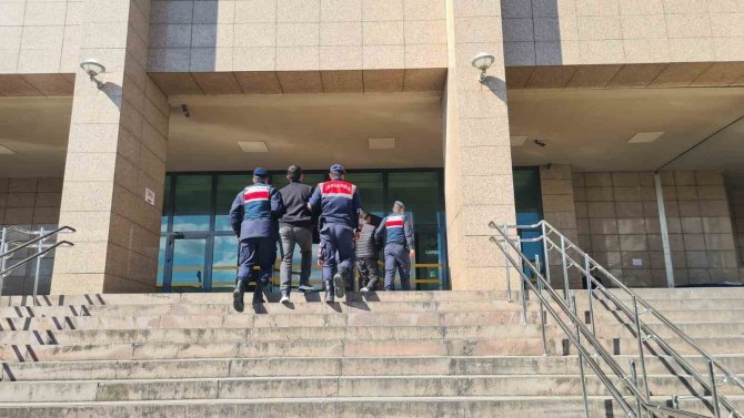 İ̇zmir’de Nefes Kesen Ruhsatsız Silah Operasyonu: 3 Gözaltı