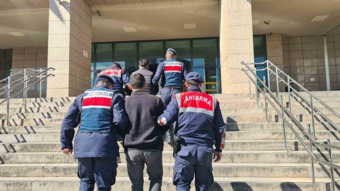 İ̇zmir’de Nefes Kesen Ruhsatsız Silah Operasyonu: 3 Gözaltı