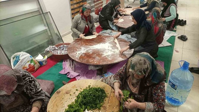Kadın Başkan Depremzedeler İçin Gözleme Yaptı