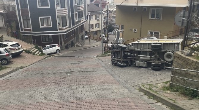 Kağıthane’de Kamyonet Devrildi: Araçları Teğet Geçti