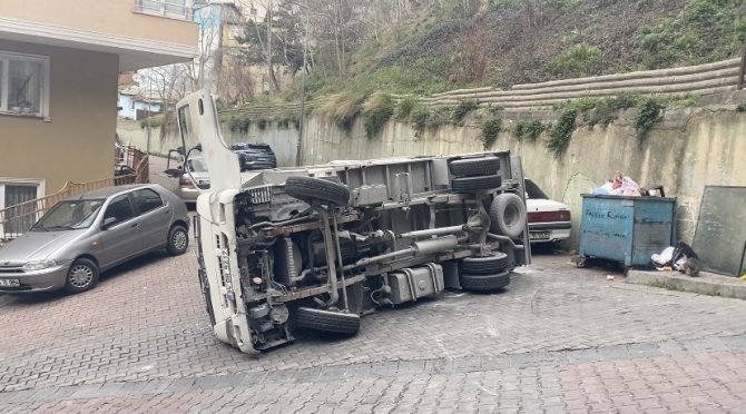 Kağıthane’de Kamyonet Devrildi: Araçları Teğet Geçti