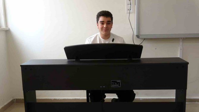 Depremzede Öğrenciler Deprem Korkusunu Müzikle Atıyor