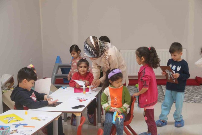 Depremzedeler Yurtlarda Ağırlanmaya Devam Ediyor