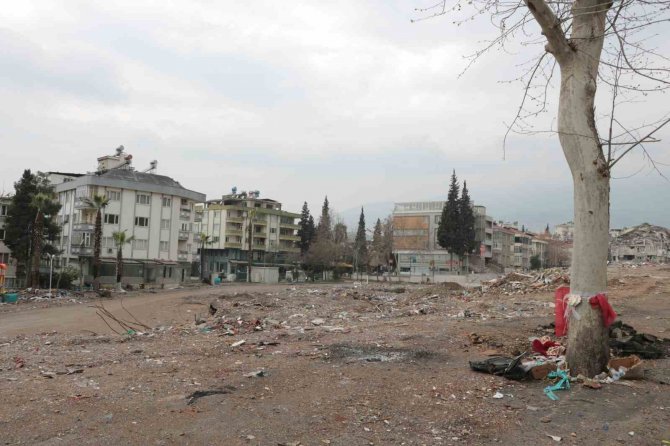 Enkazdan Çıkan Türk Bayrakları Ve Manevi Değerler Yerde Kalmadı