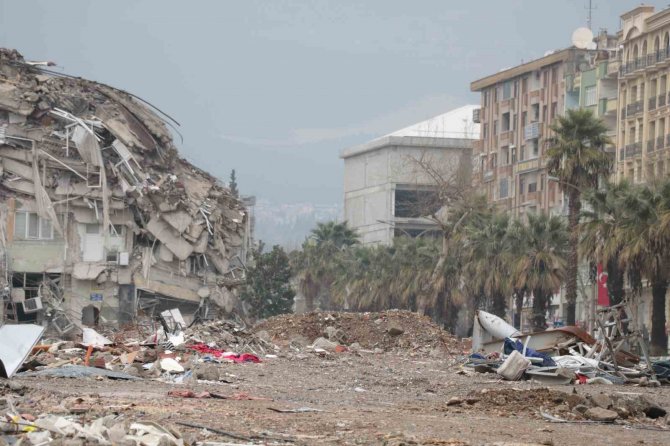Enkazdan Çıkan Türk Bayrakları Ve Manevi Değerler Yerde Kalmadı