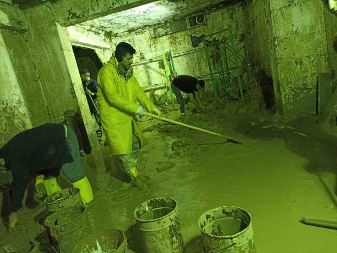 Batman’dan Şanlıurfa’ya Giden Korucular, Çamur Deryasına Dönen Ev Ve İş Yerlerini Temizliyor