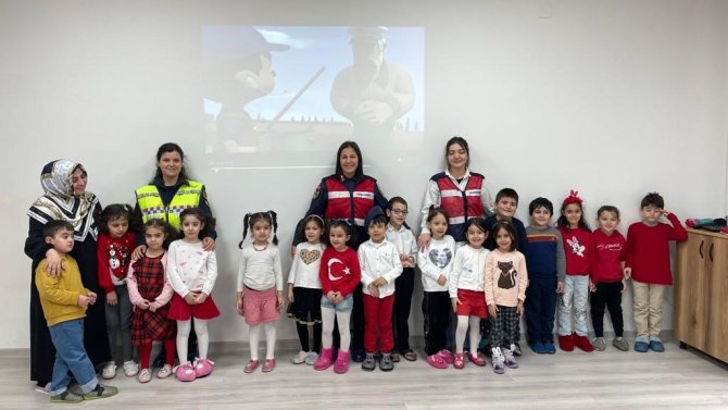Jandarmadan Anaokulu Öğrencilerine Trafik Eğitimi