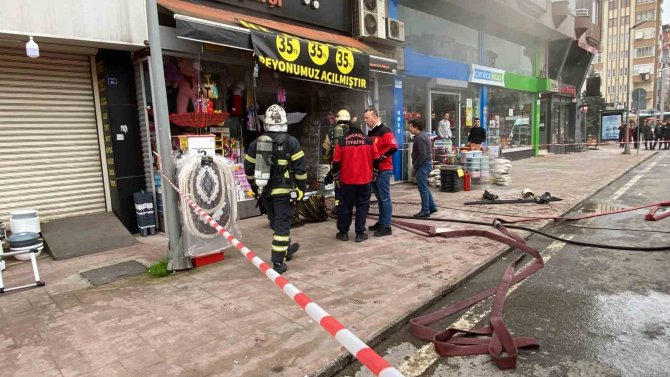 İ̇ş Yerinden Yükselen Dumanlar Korkuttu