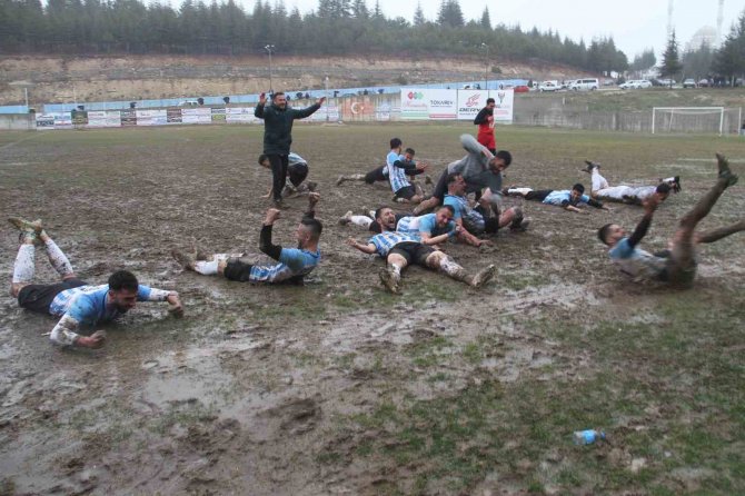 Şampiyonluğu Çamura Yatarak Kutladılar