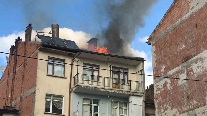 Binanın Çatısı Alev Alev Yandı