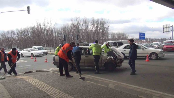 İ̇ki Otomobil Kavşakta Çarpıştı: 1 Yaralı
