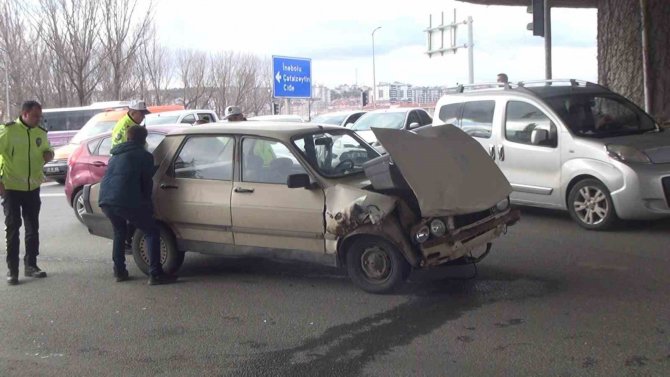 İ̇ki Otomobil Kavşakta Çarpıştı: 1 Yaralı