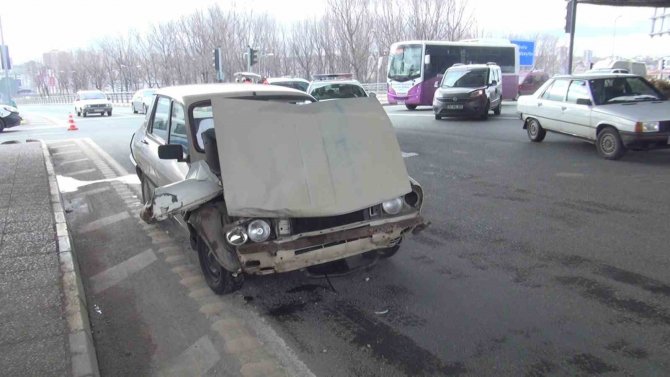 İ̇ki Otomobil Kavşakta Çarpıştı: 1 Yaralı