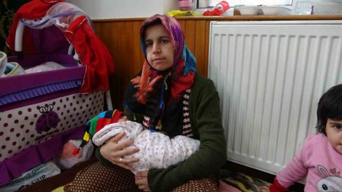 Minik Meva Deprem Korkusu Nedeniyle Camide Büyüyor