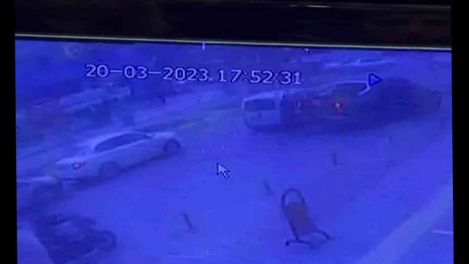 Kırmızı Işıkta Bekleyen Araca Silahlı Saldırının Görüntüleri Ortaya Çıktı
