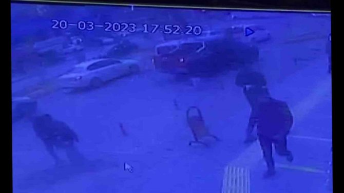 Kırmızı Işıkta Bekleyen Araca Silahlı Saldırının Görüntüleri Ortaya Çıktı